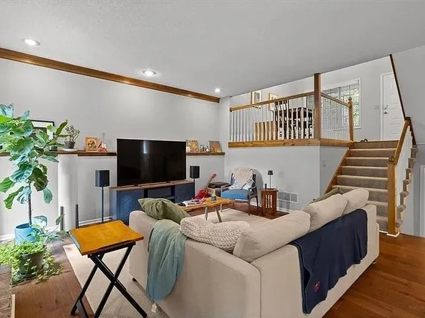 8323 W 120th Ter, Overland Park, KS 66213