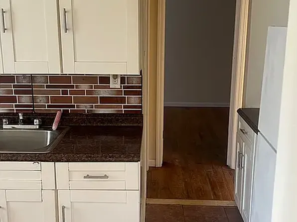 22-04 Collier Avenue image 2 of 7