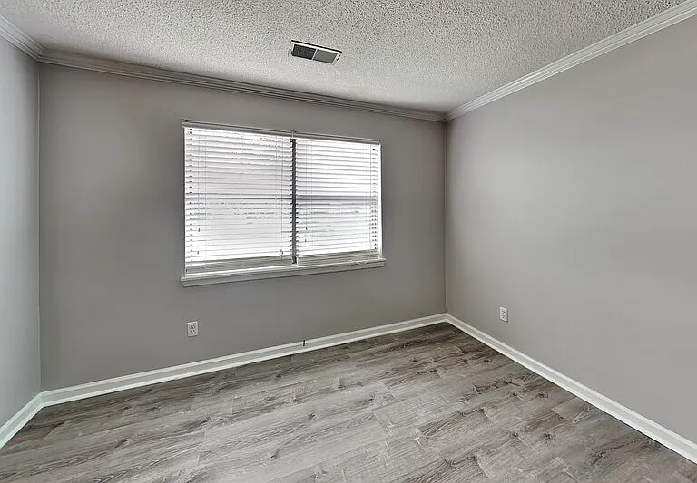 2468 Hampstead Dr — Photo 2