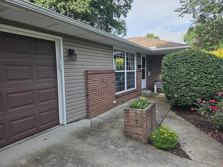 351 Bow Dr — Photo 2