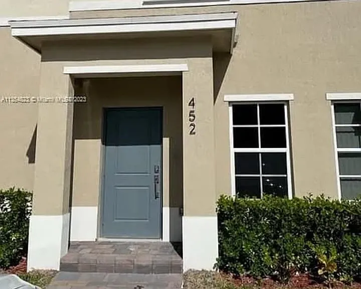 452 NE 5th St #1 — Photo 2