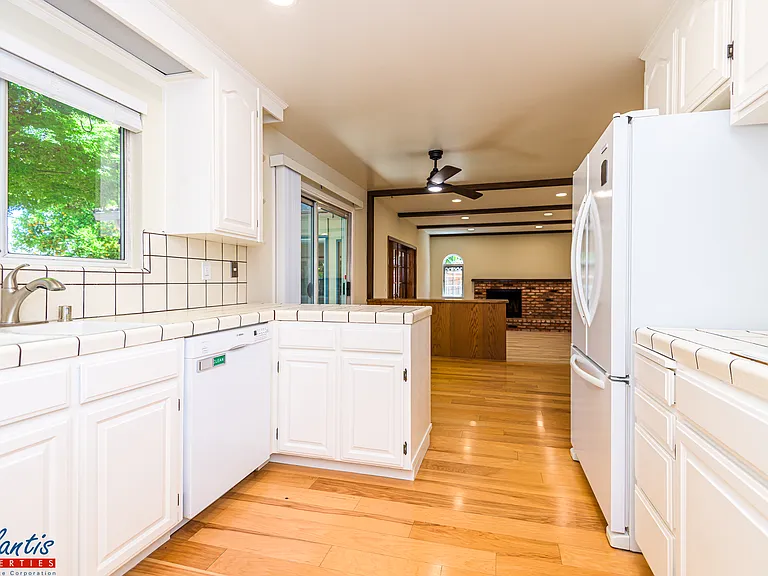 2566 Fairglen Dr — Photo 6