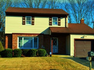 93 Gainsborough Rd, Holbrook, NY 11741