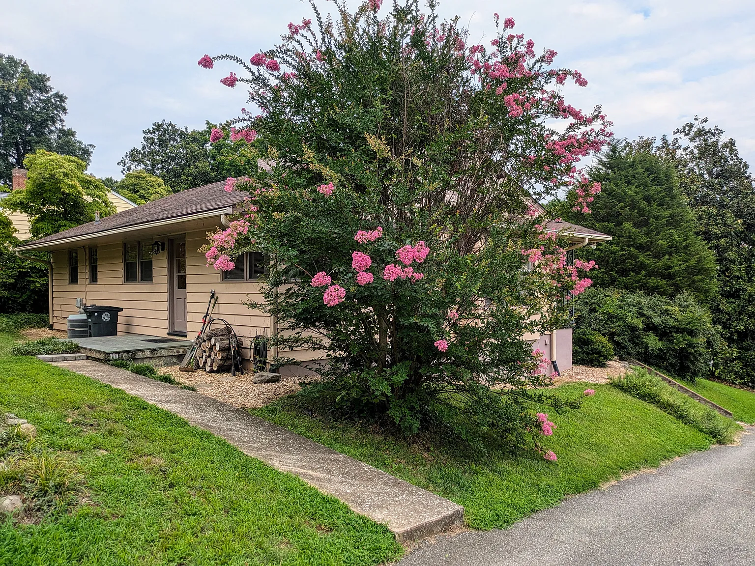 2 bed, 1.5 bath, 1292 sqft, $1,395 — Photo 1