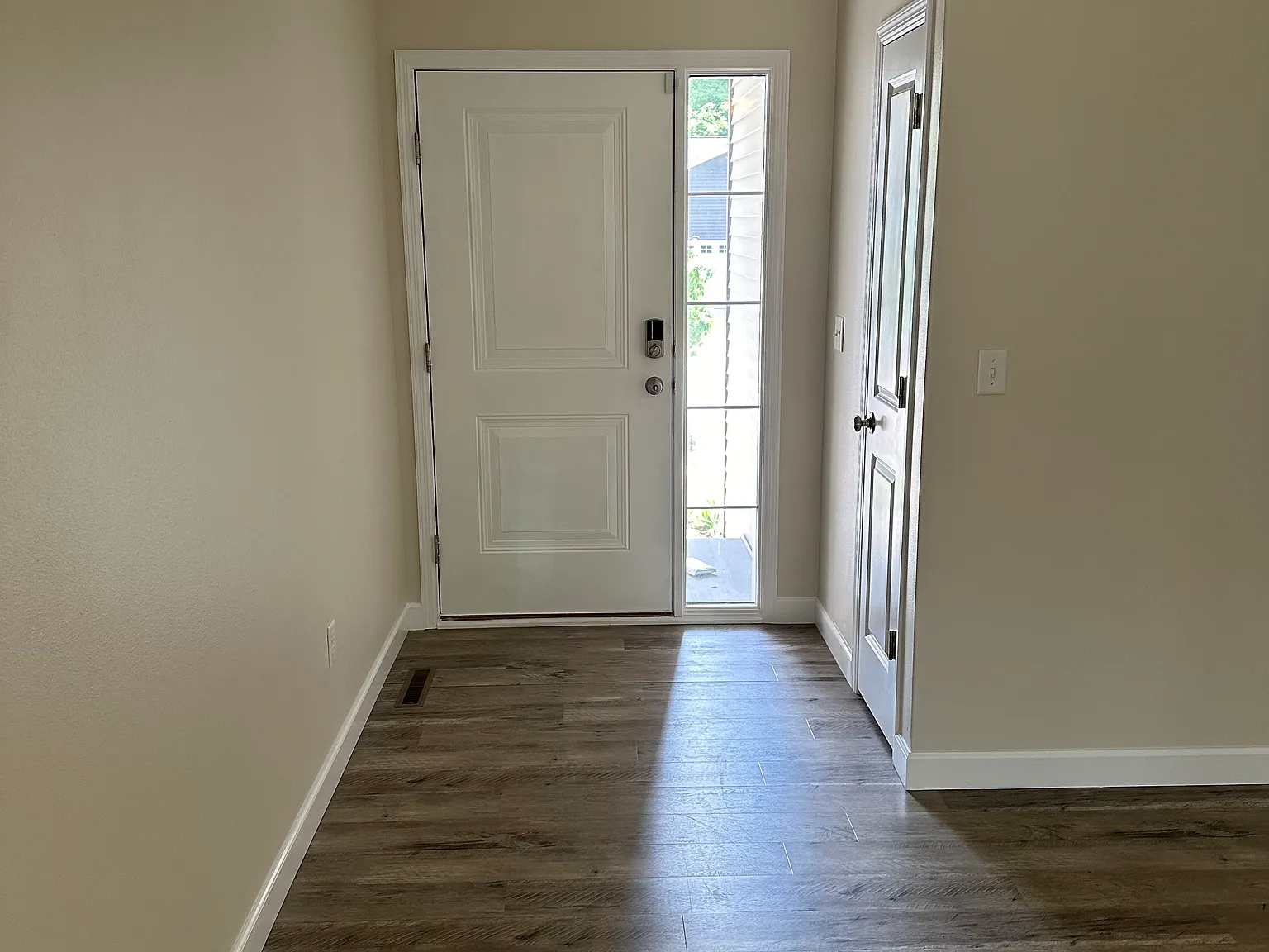 4 bed, 2213 sqft, $2,600 — Photo 2