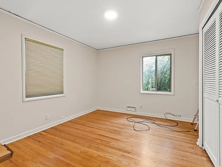 233 NE Holland St — Photo 8