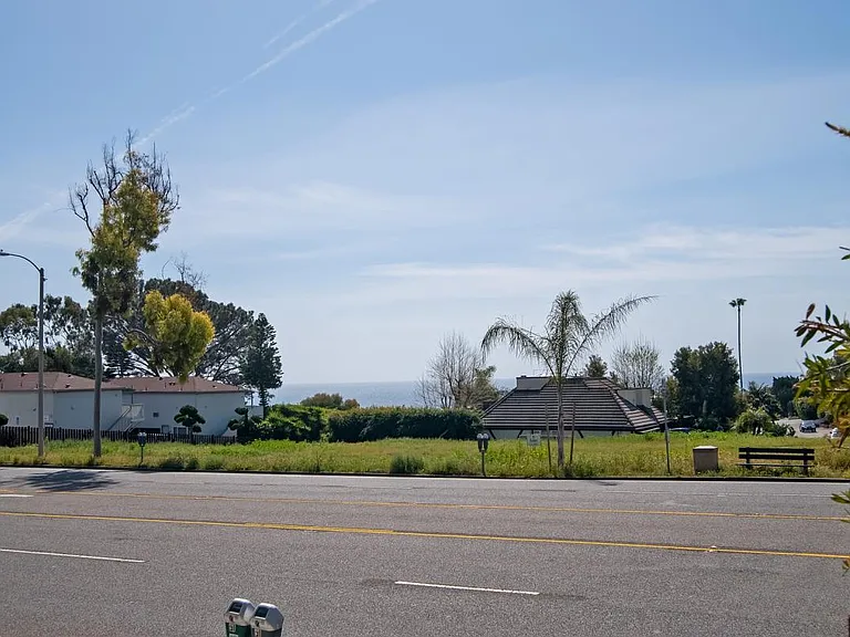 1570 N Coast Hwy #3 — Photo 21