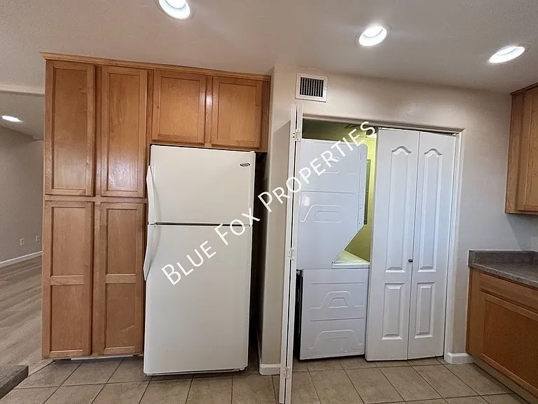 322 N Hasman Dr — Photo 6