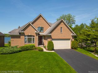 7397 Pine Vista Dr, Brighton, MI 48116