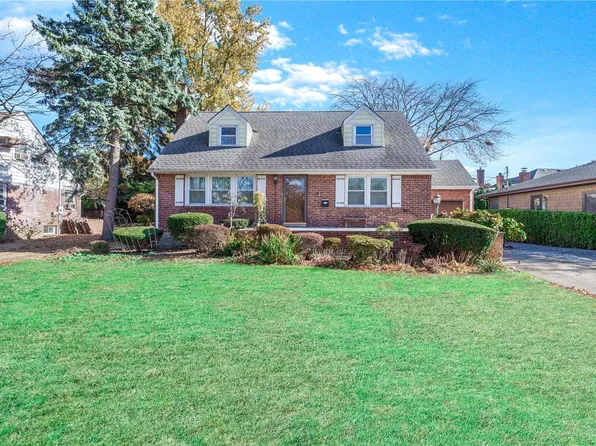51 Center Drive, New Hyde Park, NY 11040