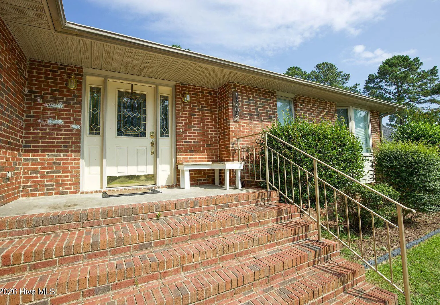 3 bed, 2.0 bath, 2190 sqft, $2,250 — Photo 2