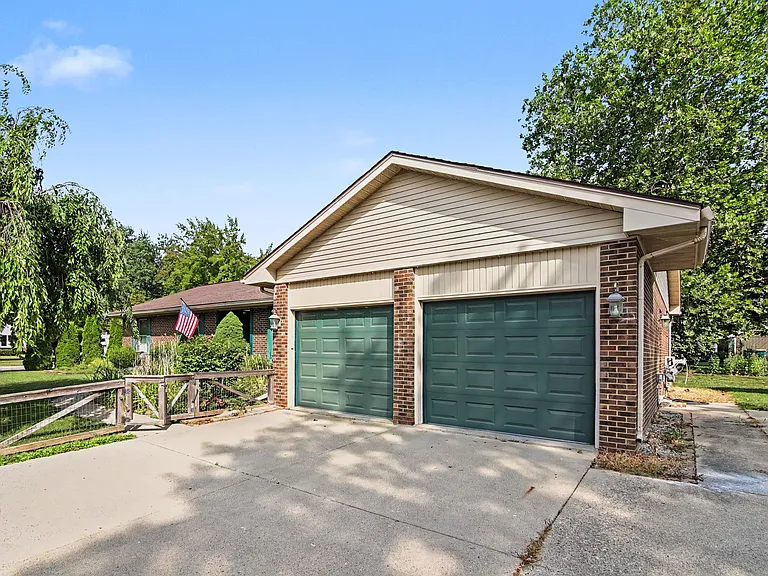 353 Hollywood Dr — Photo 20