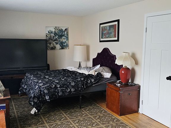 2nd image of 127-129 Price St #D