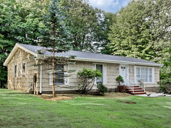 9 Lancaster Lane, Chestnut Ridge, NY 10952