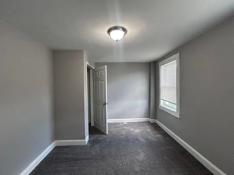 1053 N Kenwood Ave — Photo 6