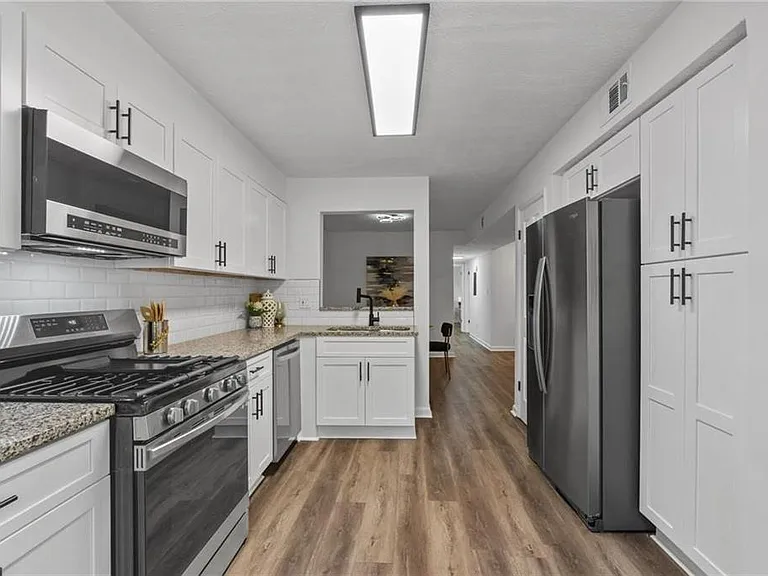 9404 Cypress Ln — Photo 4