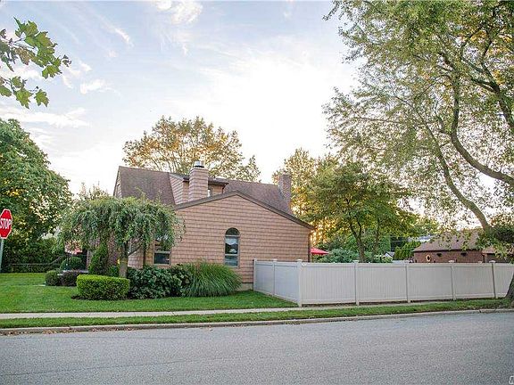 3rd image of 46 Maple Dr W