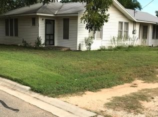 400 S 7th St, Stockdale, TX 78160