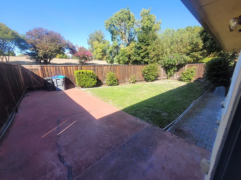 1908 Hackett Ave — Photo 12