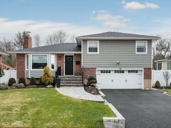 18 Vista Road, Plainview, NY 11803
