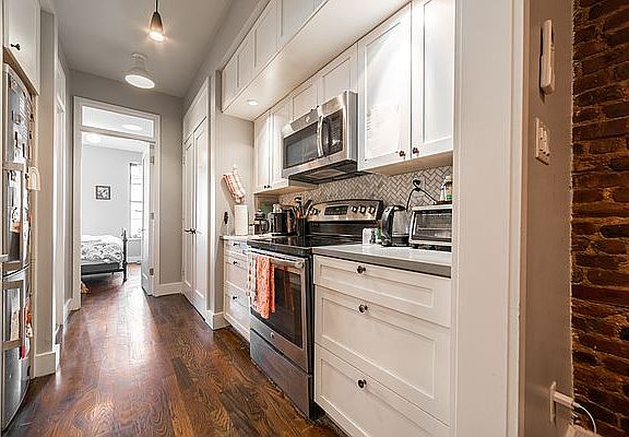3rd image of 546 Bainbridge St APT 3L