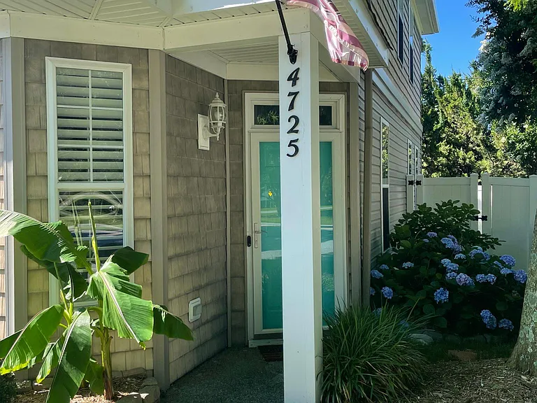 4725 Martinique Ct — Photo 2