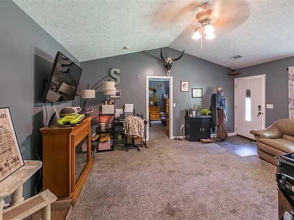 4th image of 105 Pine Hill Rd