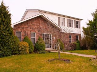 428 Fieldstone Dr, Lower Burrell, PA 15068