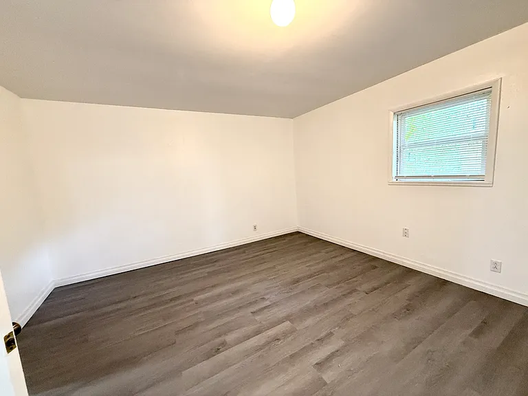 329 E St NE — Photo 12