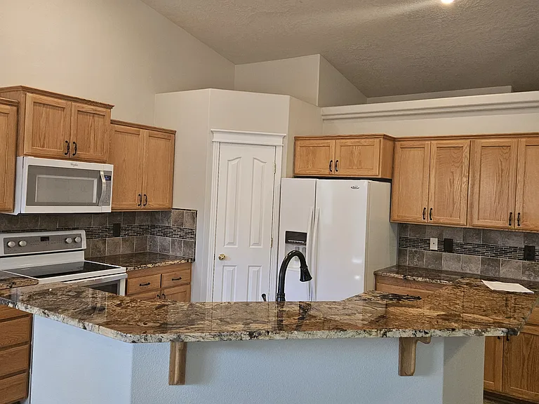13845 W Hartford Dr — Photo 4