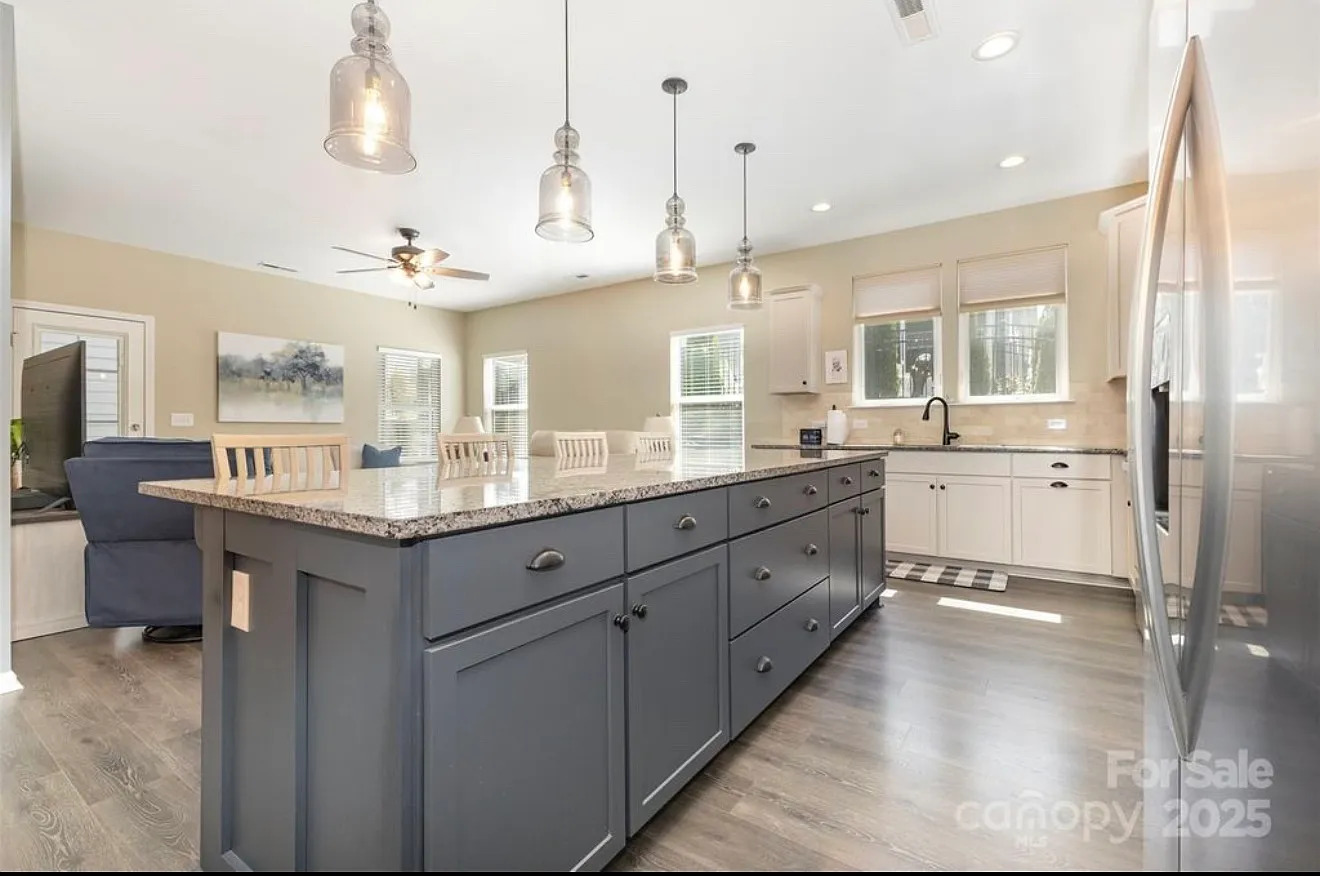 3 bed, 2.5 bath, 1634 sqft, $2,600 — Photo 4