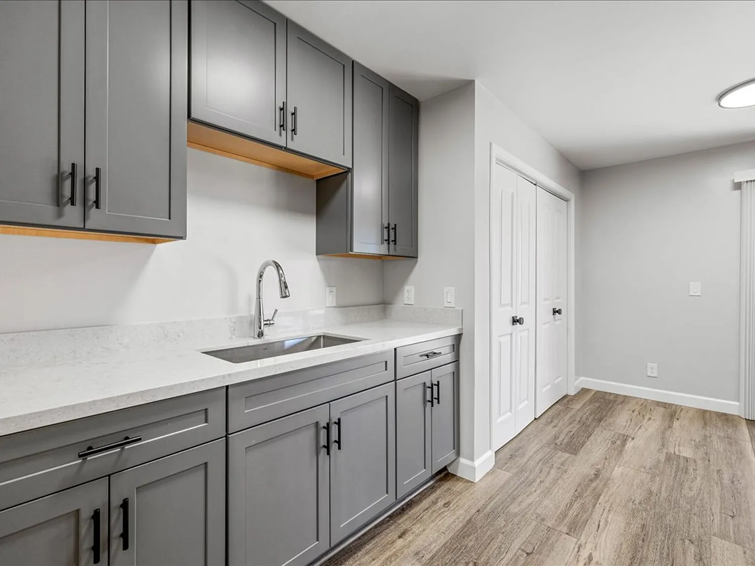 Plaza Apartments — Photo 2