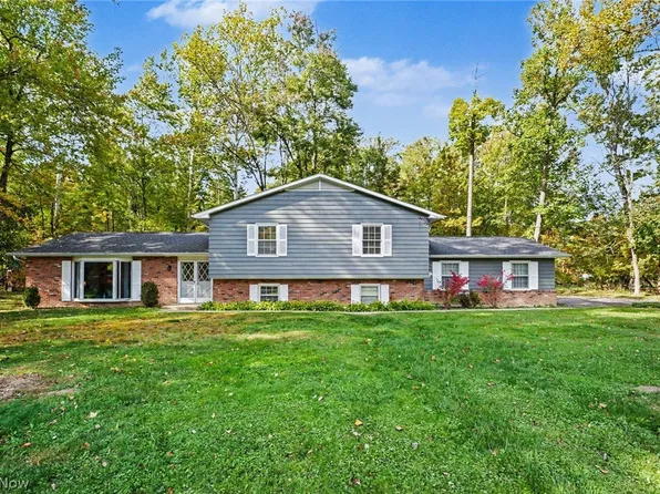 1138 Royal Oak Dr, Chagrin Falls, OH 44022