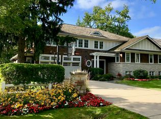 935 Huckleberry Ln, Glenview, IL 60025