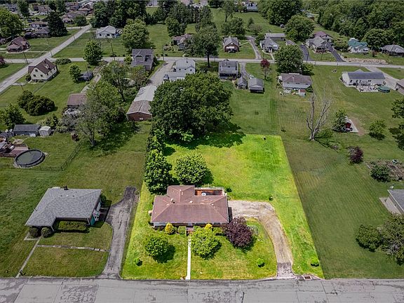 4th image of 302 Pecan St