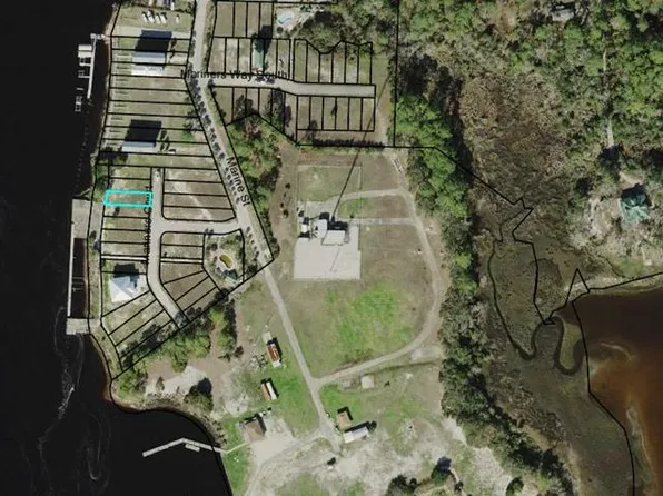 833 Mariners Ct, Carrabelle, FL 32322
