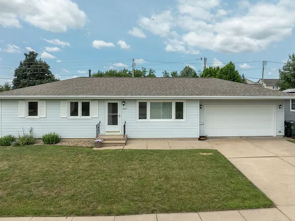 2412 Victoria Dr SW, Cedar Rapids, IA 52404