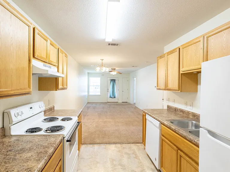 17239 Avondale Cir — Photo 7