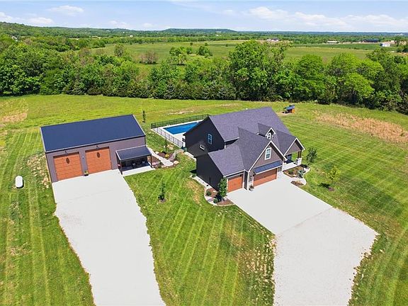 3rd image of 20143 Tonganoxie Dr