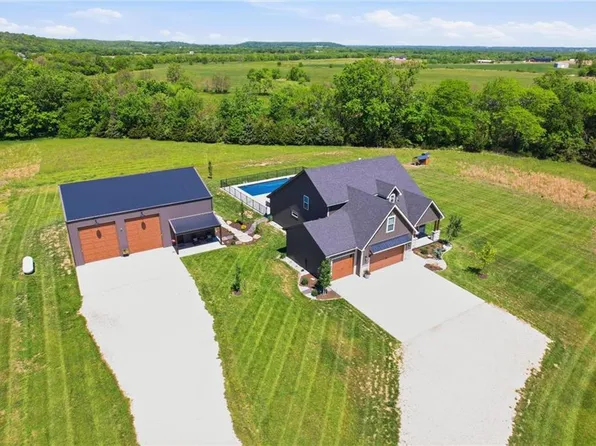 20143 Tonganoxie Dr, Tonganoxie, KS 66086
