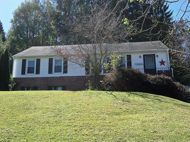 2604 Grandview St photo 1