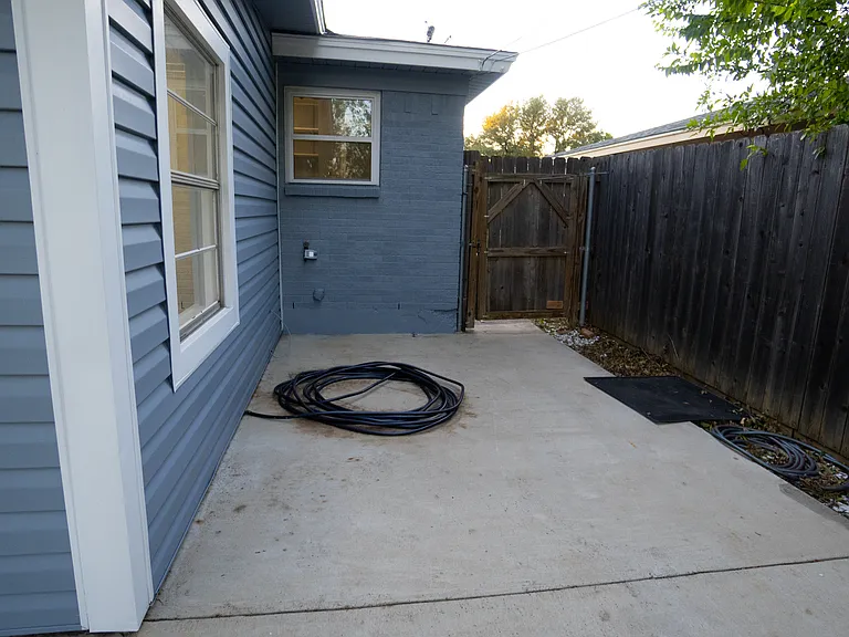 1004 Russell Ln — Photo 4