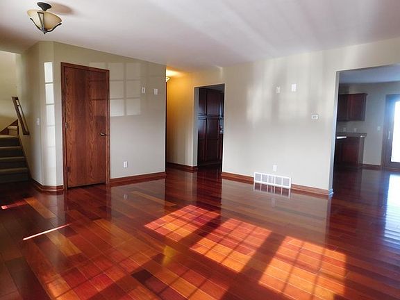 4th image of 550 Cloverdale Ln