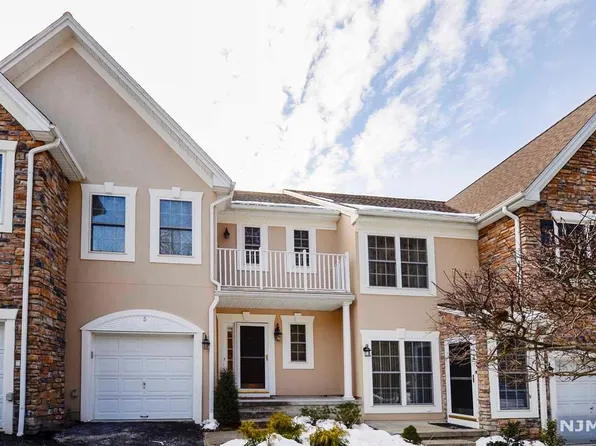 5 Walnut Ct, North Haledon, NJ 07508