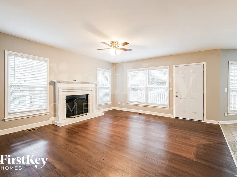 1520 Maplewood Ct — Photo 3