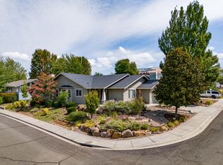 227 Phoenix Hills Dr, Phoenix, OR 97535