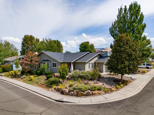 227 Phoenix Hills Dr, Phoenix, OR 97535