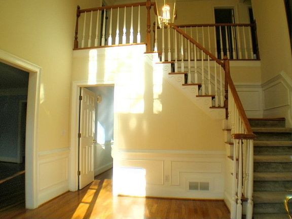 2 story foyer, hardwood floors