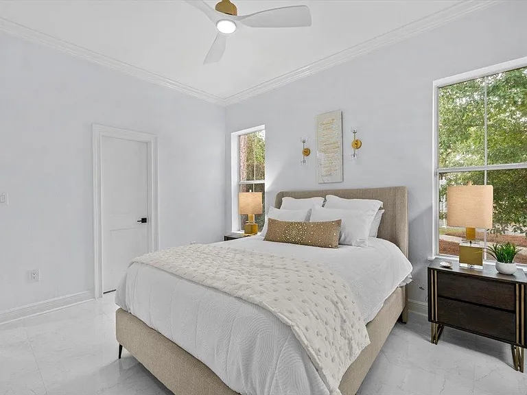 2nd bedroom, queen bed
