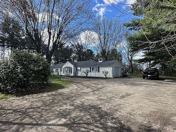 3rd image of 1565 Eastview Dr